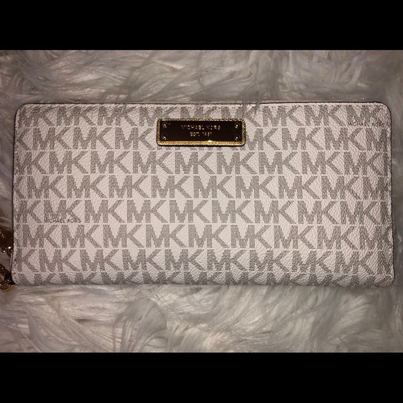 Michael Kors Wristlet - Picture 2 of 7